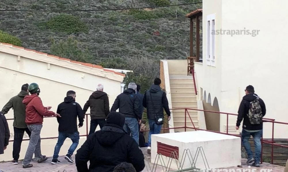 12 προσαγωγές για την εισβολή στο ξενοδοχείο που διαμένουν τα ΜΑΤ